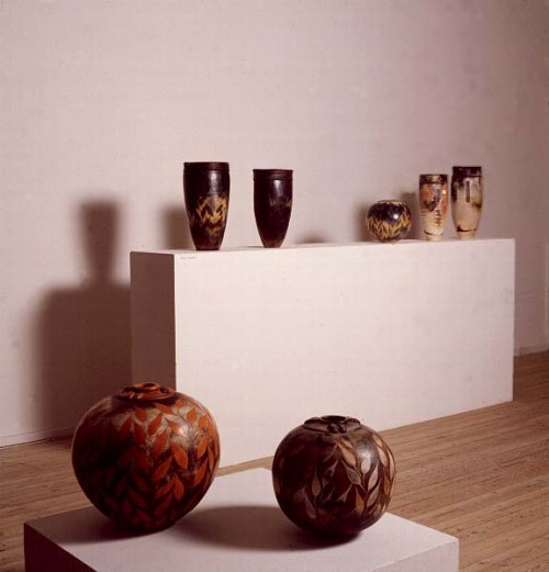 Fotograf: Eget foto
Værk  titel: Kretakrukker 
Værk  type: Keramik 
Materiale: Saggar-fired, terra-sigillata 
Størrelse: Store 
Færdiggjort: 1993 