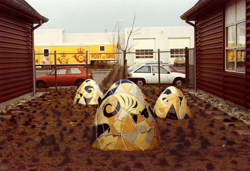 Fotograf: Eget foto
Værk  titel: Katte 
Værk  type: Skulptur 
Materiale: Keramik  + beton 
Størrelse: 100x100x100 cm 
Færdiggjort: 1991 
Placering: Postcenteret i Lystrup 