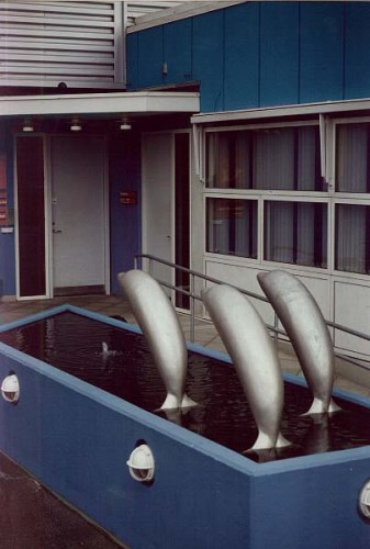 Fotograf: Eget foto
Værk  titel: Springende delfiner 
Værk  type: Skulptur 
Materiale: Aluminium 
Størrelse: 172 x 35 x 35 cm 
Færdiggjort: 1993 
Placering: Post- og telegrafvæsenet, Ankersgade, Århus 