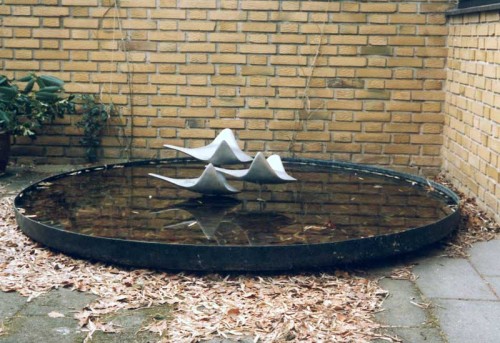 Fotograf: Eget foto
Værk  titel: Rokker i bassin 
Værk  type: Skulptur 
Materiale: Aluminium 
Størrelse: 200 cm i diameter 
Færdiggjort: 1992 
&Oslash;vrigt: Er opstillet på Højdedraget 32 i Skanderborg 