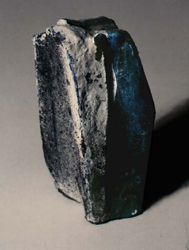 Fotograf: Johan Mikkelsen
Værk  titel: Forstenet natur - sten 
Værk  type: Figur 
Materiale: Rakubrændt keramik 
Størrelse: 18x8x8 cm. 
Færdiggjort: 1988 