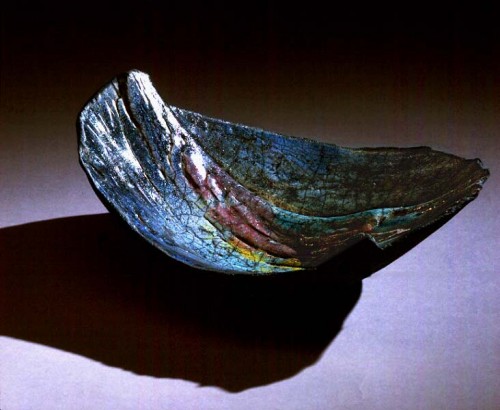 Fotograf: Rolf Linder
Værk  titel: Forstening af bark 
Værk  type: Skål 
Materiale: Rakubrændt keramik 
Størrelse: 18x23 cm. 
Færdiggjort: 1995 