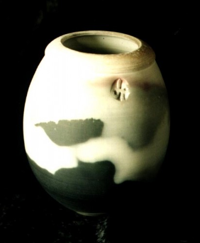 Fotograf: Eget foto
Værk  titel: Uden titel 
Værk  type: Krukke 
Materiale: Muffebrændt porcelæn 
Størrelse: 35x20 cm. 
Færdiggjort: 1989 