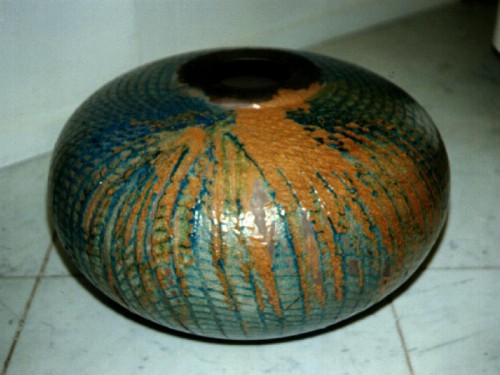 Fotograf: Eget foto
Værk  titel: Uden titel 
Værk  type: Kuglevase 
Materiale: Rakubrændt keramik 
Størrelse: 50x85 cm. 
Færdiggjort: 1990 
