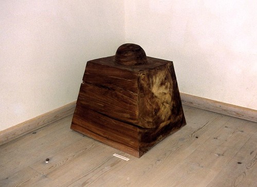 Fotograf: Henrik Westergaard Poulsen
Værk  titel: Model til tempelhus 
Værk  type: Træskulptur 
Materiale: Elmetræ 
Størrelse: 60x60x60 cm 
Færdiggjort: 1997 