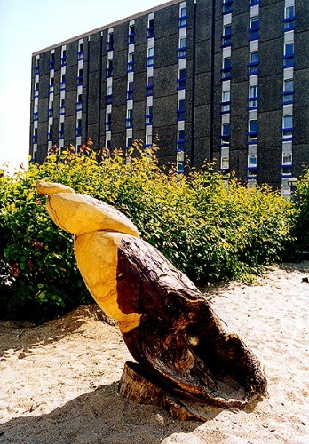 Fotograf: Eget foto
Værk  titel: Spirituelt sneglehus 
Værk  type: Skulptur 
Materiale: Kastanjetræ/bladsølv 
Størrelse: 170x70x70 cm 
Færdiggjort: 1999 