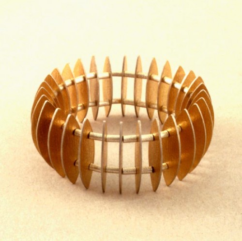 Fotograf: Mette Østberg
Værk  titel: Armbånd 
Værk  type: Smykke 
Materiale: Sølv med forgyldning 
Færdiggjort: 1995 