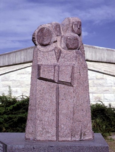 Fotograf: Joseph Salamon
Værk  titel: Holocaust monument 
Værk  type: Skulptur 
Materiale: Granit 
Størrelse: 250x120x80 cm 
Færdiggjort: 1991 
Placering: Yad Vashem Museet, Jerusalem 