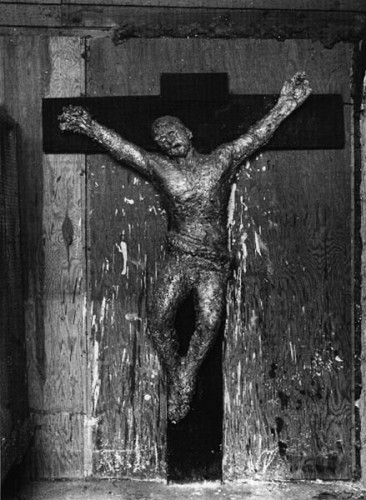 Fotograf: eget foto
Værk  titel: Krucifika 
Værk  type: skulptur 
Materiale: patineret gips 
Størrelse: Højde 200 cm  
Færdiggjort: 1988 
Placering: Museet for Religiøs Kunst 