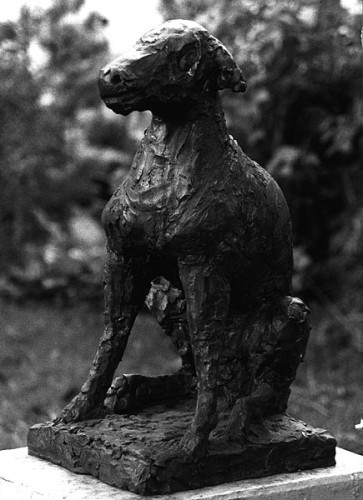 Fotograf: Helge Krempin
Værk  titel: Siddende hund 
Værk  type: skulptur 
Materiale: bronze 
Størrelse: h. 55 cm b. 30cm  d. 40 cm 
Færdiggjort: 1997 
Placering: Randers Kunstmuseum 
