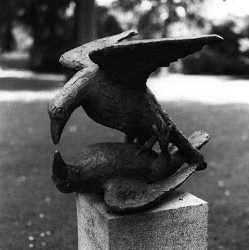 Fotograf: Helge Krempin
Værk  titel: To ravne 
Værk  type: skulptur 
Materiale: bronze 
Størrelse: Højde 53 cm 
Færdiggjort: 1981 
Placering: Parken ved  Broager Kirke 