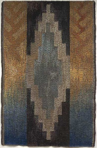 Fotograf: Per Wissing
Værk  titel: Rhombe 
Værk  type: Billedvæv 
Materiale: Sisal og hør 
Størrelse: 173 x 110 cm 
Færdiggjort: 1996 