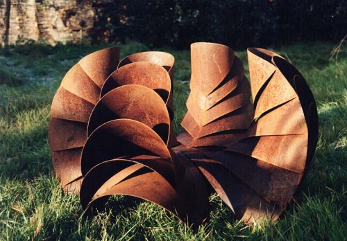 Fotograf: Eget foto
Værk  titel: Quadruplex 
Værk  type: Skulptur 
Materiale: Corten stål 
Størrelse: Højde 67 cm - dybde 103 cm 
Færdiggjort: 1992 