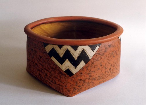 Fotograf: Lisbeth Kristensen
Værk  titel: Fletfad 
Værk  type: Keramik 
Materiale: Ovalt og firkantet - glittet lertøj 
Størrelse: 10x45 cm 
Færdiggjort: 1997 