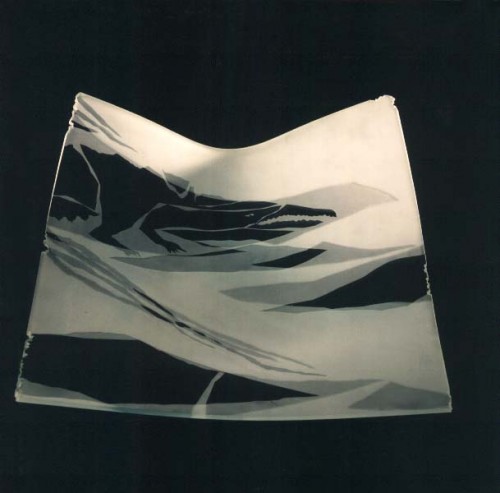 Fotograf: Dorte Larsen
Værk  titel: Once upon a time 
Værk  type: Glasskål 
Materiale: Planglas, sandblæst 
Størrelse: 45x45x45 cm. 
Færdiggjort: 1988 
Placering: UNI-C´s kunstforening 