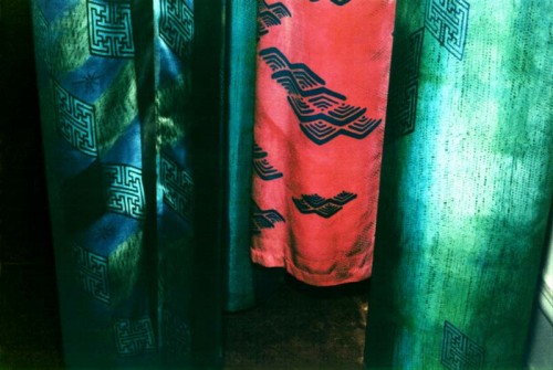 Fotograf: Eget foto
Værk  titel: Silkesøjler - nærbillede 
Værk  type: Skulptur 
Materiale: Håndmalet silke 
Størrelse: højde 300 cm diameter 30 cm 
Færdiggjort: 1993 