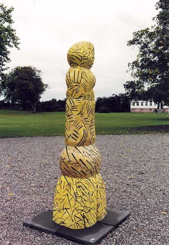 Fotograf: Jens Olsen
Værk  titel: Solens livvagt 
Værk  type: skulptur 
Materiale: Stentøj 
Størrelse: 210 x 65 x 50 cm 
Færdiggjort: 2000 