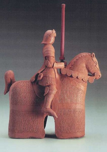Fotograf: Bejder reklamefoto
Værk  titel: Ridder 
Værk  type: Keramisk skulptur 
Materiale: Uglaseret rødler 
Størrelse: 42 x 20 x 8 cm 
Færdiggjort: 1999 