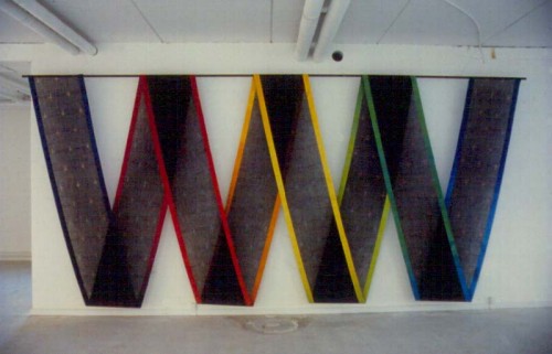 Fotograf: Arthur Thusborg
Værk  titel: Zik-Zak 
Værk  type: Vævning 
Materiale: Hør,  viscose, jern 
Størrelse: 250x550 cm 
Færdiggjort: 1990 