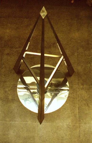 Fotograf: Eget foto
Værk  titel: Uden titel 
Værk  type: Skulptur 
Materiale: Aluminium, acryl og beton 
Størrelse: 500x200x200 cm. 
Færdiggjort: 1986 