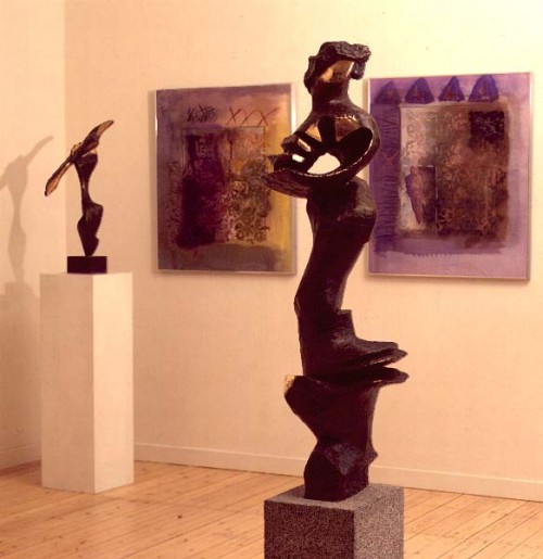 Fotograf: Claudi Thyrrestrup
Værk  titel: Dansende kvinde/Amalie 
Værk  type: Skulptur 
Materiale: Bronze på granitsokkel 
Størrelse: 200x40x40 cm 
Færdiggjort: 1991 