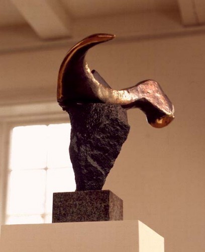 Fotograf: Claudi Thyrrestrup
Værk  titel: Uden titel 
Værk  type: Skulptur 
Materiale: Sort sv. granit/bronze på granitsokkel 
Størrelse: 40x20x20 cm 
Færdiggjort: 1993 