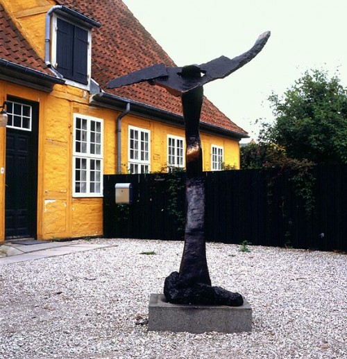 Fotograf: Jan Rutkjær
Værk  titel: Troen på fremtiden 
Værk  type: Skulptur 
Materiale: Bronze på granit 
Størrelse: 240x150x100 cm 
Færdiggjort: 1995 