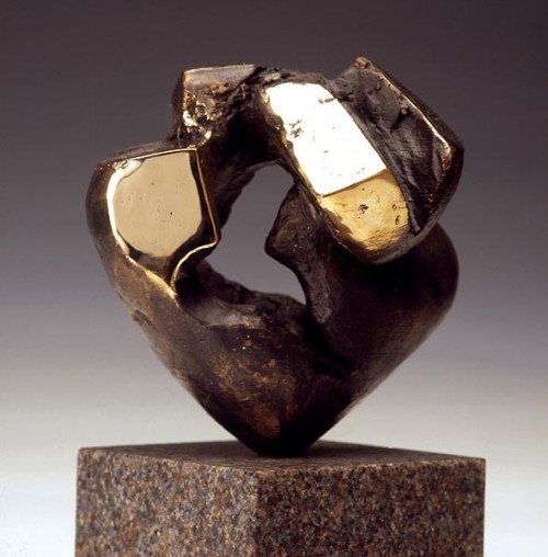 Fotograf: Lars Svenson
Værk  titel: Hjertets rytme 
Værk  type: Skulptur 
Materiale: Bronze 
Størrelse: 20x20x20 cm 
Færdiggjort: 1994 