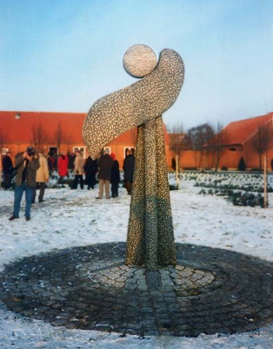 Fotograf: Eget foto
Værk  titel: Englen 
Værk  type: Skulptur 
Materiale: Granit 
Størrelse: 375x120x80 cm 
Færdiggjort: 1995 
Placering: Nykøbing Mors Kirke 