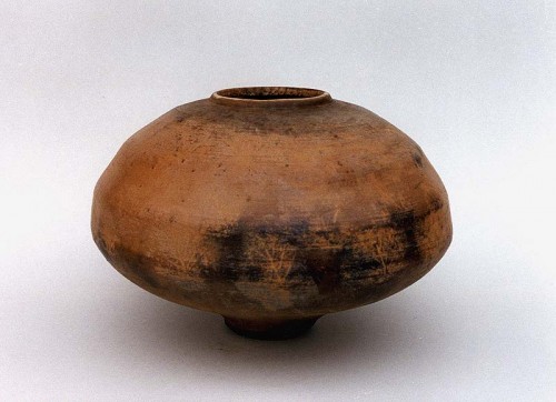 Fotograf: Eget foto
Værk  titel: Okker krukke 
Værk  type: Keramik 
Materiale: Rødler, raku 
Størrelse: 19 x 22 x 22 cm 
Færdiggjort: 1997 