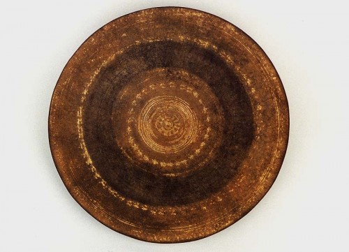Fotograf: Eget foto
Værk  titel: Fad 
Værk  type: Keramik 
Materiale: Rødler, raku 
Størrelse: D. 26 cm 
Færdiggjort: 1997 