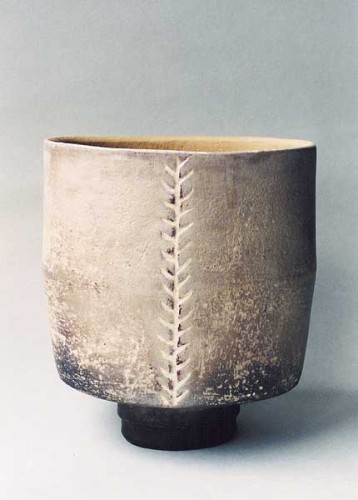 Fotograf: Eget foto
Værk  titel: Lys oval krukke 
Værk  type: Keramik 
Materiale: Rakubrændt lertøj 
Størrelse: 21 x 19 cm 
Færdiggjort: 2001 