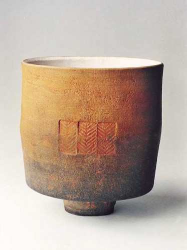 Fotograf: Eget foto
Værk  titel: Okker oval krukke 
Værk  type: Keramik 
Materiale: Rakubrændt lertøj 
Størrelse: 21 x 19 cm 
Færdiggjort: 2001 