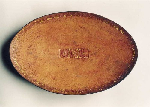 Fotograf: Eget foto
Værk  titel: Ovalr okker fad 
Værk  type: Keramik 
Materiale: Rakubrændt lertøj 
Størrelse: 35 x 23 cm 
Færdiggjort: 2001 
