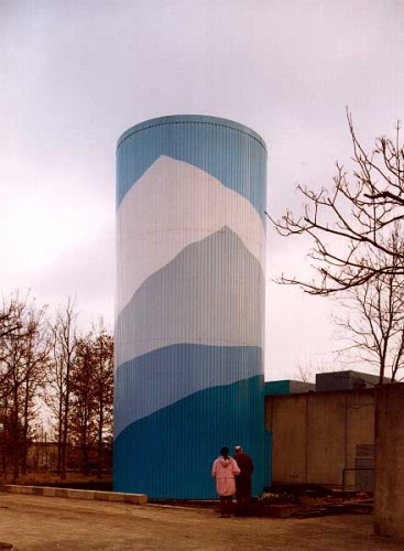 Fotograf: Eget foto
Værk  titel: Uden titel 
Værk  type: Udsmykning af vandtank - NESA 
Færdiggjort: 1993 
Placering: SBI (Statens Byggeforskningsinstitut, Hørsholm) 