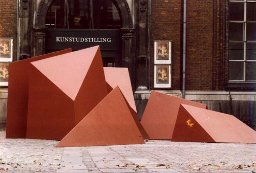 Fotograf: Eget foto
Værk  titel: 6 geometriske figurer 
Værk  type: Skulptur 
Materiale: Stål 
Størrelse: 250 cm 
Færdiggjort: 1980 