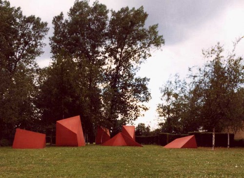 Fotograf: Eget foto
Værk  titel: 6 geometriske figurer 
Værk  type: Skulptu 
Materiale: Stål 
Størrelse: 250 cm 
Færdiggjort: 1987 
Placering: Lyngby Stadion, foran svømmehal 