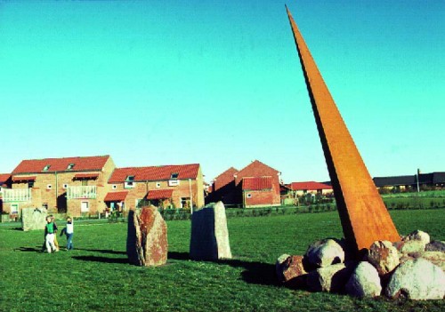 Fotograf: Lis Steincke
Værk  titel: Skulptur 
Værk  type: Skulptur 
Materiale: Cortén stål, granit 
Størrelse: 650 x 3200 x 400 cm 
Færdiggjort: 1987-88 
Placering: Herluf Trolleparken, Odense 