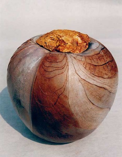 Fotograf: Eget foto
Værk  titel: Østerslågkrukke 
Værk  type: Keramik 
Materiale: Terra sigillata, saggar-fired 
Størrelse: 28 x 16 cm 