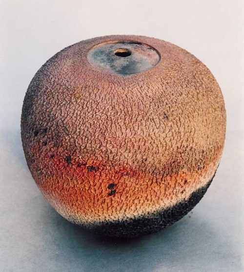 Fotograf: Eget foto
Værk  titel: Spor 
Værk  type: Keramik 
Materiale: Terra sigillata, saggar-fired 
Størrelse: 25 x 22 cm 