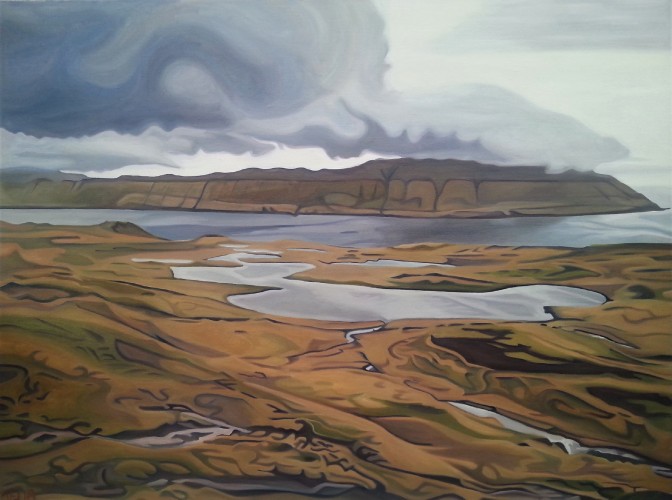 Udsigt fra plateau med vandpytter over en fjord imod øen Hestur og en banke skyer. Fra Færøerne. Maleriet måler 80x60 cm og koster 4750 kr.
