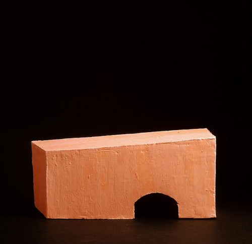 Fotograf: Erik Balle Povlsen
Værk  titel: HUS 
Værk  type: Keramisk skulptur 
Materiale: Keramik 
Størrelse: 15x27x10 cm 
Færdiggjort: 1997 