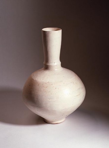 Fotograf: Ivar Meijl
Værk  titel: Hvid krukke 
Værk  type: Keramik 
Materiale: Rødler med pibeler 
Størrelse: 45 x 35 cm 
Færdiggjort: 1990 