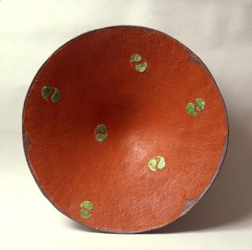 Fotograf: Poul Erik Balle
Værk  titel: Rødt fad 
Værk  type: Keramik 
Materiale: Stentøjsler med emalje 
Størrelse: 49 x 11 cm 
Færdiggjort: 1994 