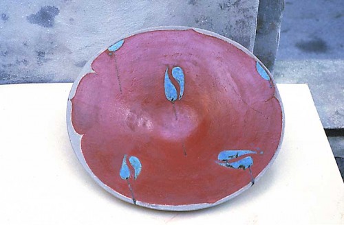 Fotograf: Eget foto
Værk  titel: Keramisk fad 
Værk  type: Keramik 
Materiale: Bemalet ler med emalje 
Størrelse: 13 x 58 cm 
Færdiggjort: 1999 