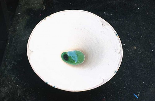 Fotograf: Eget foto
Værk  titel: Keramisk fad 
Værk  type: Keramik 
Materiale: Bemalet ler med emalje 
Størrelse: 14 x 47 cm 
Færdiggjort: 1999 