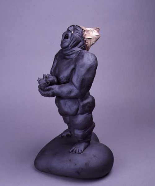 Fotograf: Eget foto
Værk  titel: Sukhjerte - Forglemmigej 
Værk  type: Skulptur 
Materiale: Stentøj/porcelæn 
Størrelse: 53 x 29 x 27 cm 
Færdiggjort: 1999 
