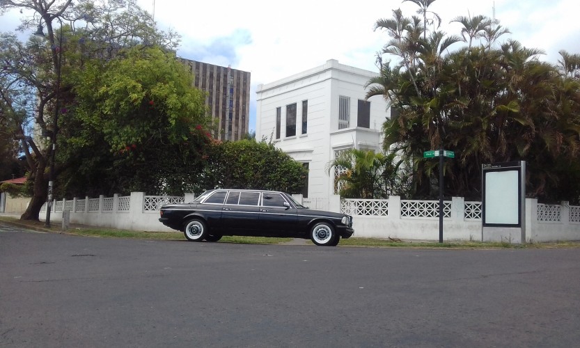 COSTA-RICA-La-esquina-roja-de-Matute-Gomez-LIMOUSINE-LWB-LANG.jpg