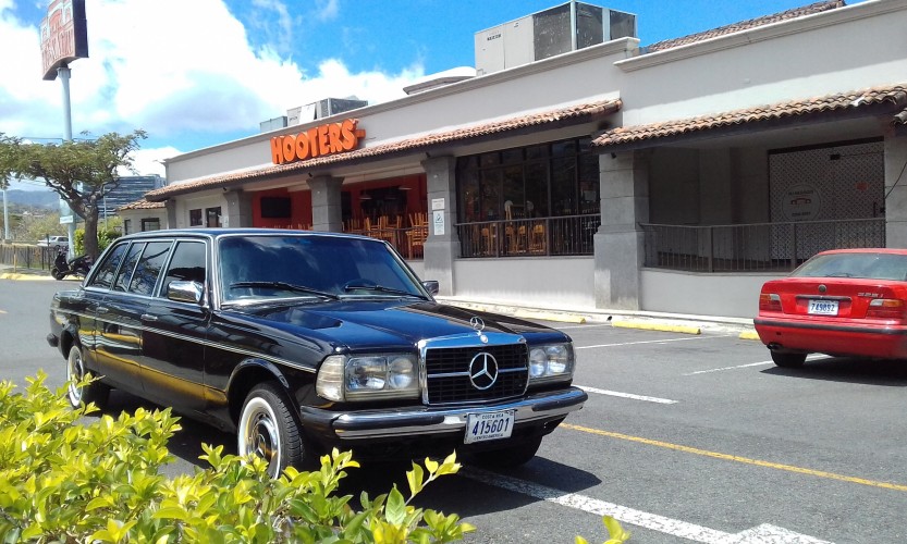 Hooters restaurant ruta 27 plaza Itzcazu COSTA RICA LIMOSINA