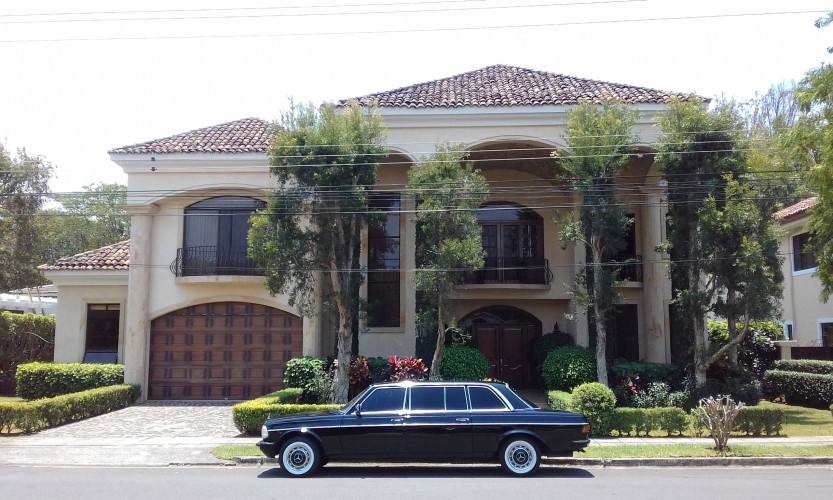 LARGE MANSION AND LIMO COST RICA